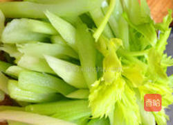 家常熏干炒芹菜的做法图解1