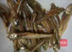 小海鱼干炒茄子的做法图解1