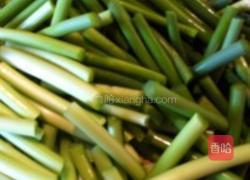 培根炒黄豆芽蒜苗的做法图解4