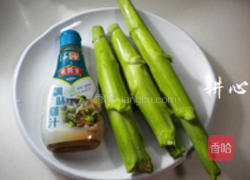 鸡汁炒芥蓝头的做法图解1