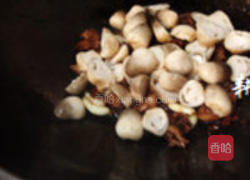 草菇炒鸡腿肉的做法图解9