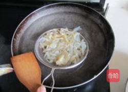 黑木耳拌海蜇丝的做法图解1