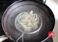 黑木耳拌海蜇丝的做法图解3