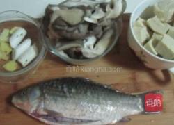 豆腐蘑菇炖鲫鱼的做法图解1