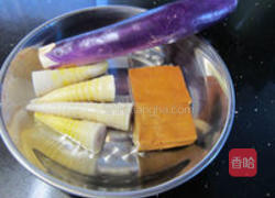 海鲜酱炒三丁的做法图解1