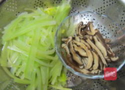 香菇炒西芹的做法图解1