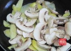 蘑菇炒三鲜的做法图解6