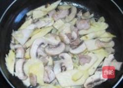 蘑菇炒三鲜的做法图解7