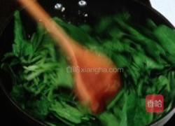 核桃仁菠菜的做法图解1