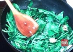 核桃仁菠菜的做法图解3