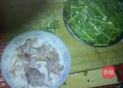 茼蒿炒肉的做法图解1