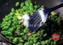 火腿炒蚕豆的做法图解1