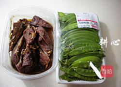 荷兰豆炒叉烧的做法图解1