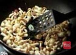 本菇炒鸡丁的做法图解2