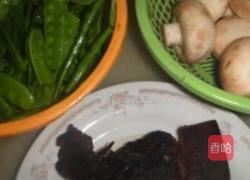 荷兰豆蘑菇炒腊肉的做法图解4