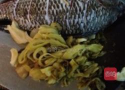 酸菜焖鱼的做法图解1