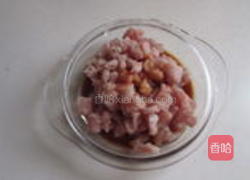 蒜苗皮蛋肉丁的做法图解1