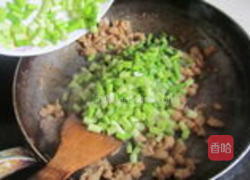 蒜苗皮蛋肉丁的做法图解3