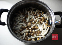 蟹味菇板筋肉汤的做法图解3
