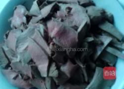 芹菜炒猪心的做法图解1