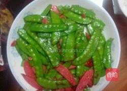 荷兰豆炒火腿肠的做法图解1