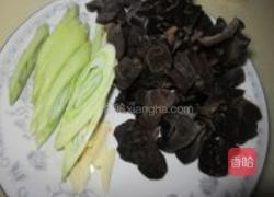 大葱炒白菜木耳的做法图解1