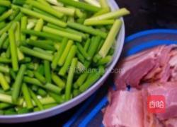 培根炒蒜苗的做法图解1
