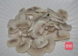 口蘑扒西兰花的做法图解2