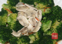 口蘑扒西兰花的做法图解4