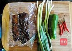 青蒜腊肉的做法图解1