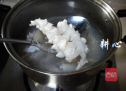 鲜鱿草菇的做法图解4