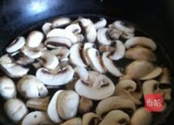 鸡翅炖蘑菇的做法图解2