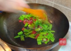 云南腊肠炒扁豆的做法图解5