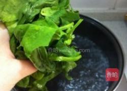 核桃海蜇拌菠菜的做法图解3