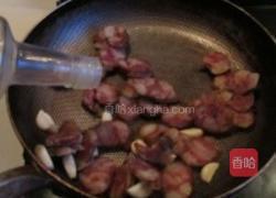 腊肠炒蒜苗的做法图解2