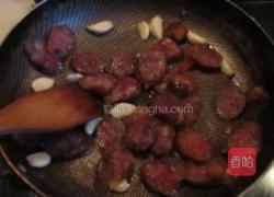 腊肠炒蒜苗的做法图解3