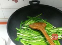 家乡猪血豆腐炒韭菜的做法图解2