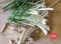 绿豆芽炒红萝卜丝的做法图解3