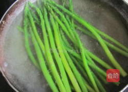 虾仁芦笋蟹味菇的做法图解3