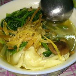 黄花菜香菇炖饺子的做法[图]
