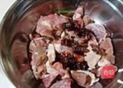 荷兰豆烧肉的做法图解2