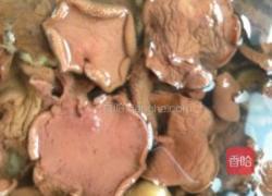 青椒松蘑的做法图解1