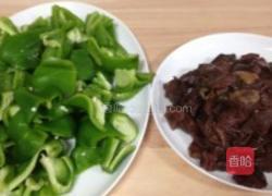 青椒松蘑的做法图解3