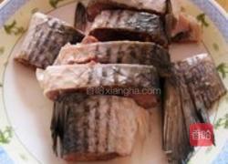 八宝豆豉炖梭鱼的做法图解1