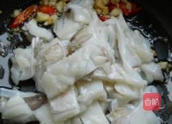 墨鱼炒韭菜花的做法图解3