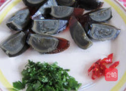 泰式凉拌皮蛋豆腐的做法图解2