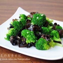 蒜蓉木耳西兰花的做法[图]