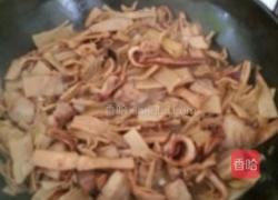 笋干鱿鱼焖五花的做法图解3