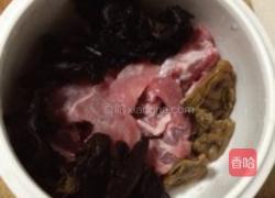 红萝卜排骨汤的做法图解1