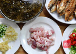 雪里蕻炆刁子鱼的做法图解1